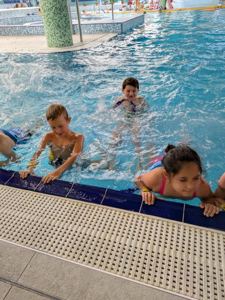 Držíme se při kraji.