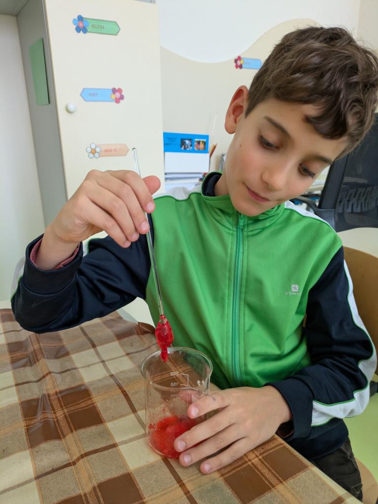 Využili jsme potravinářské barvivo.