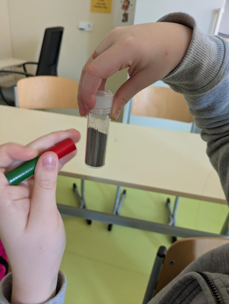 Železný prach reaguje na&nbsp;magnet