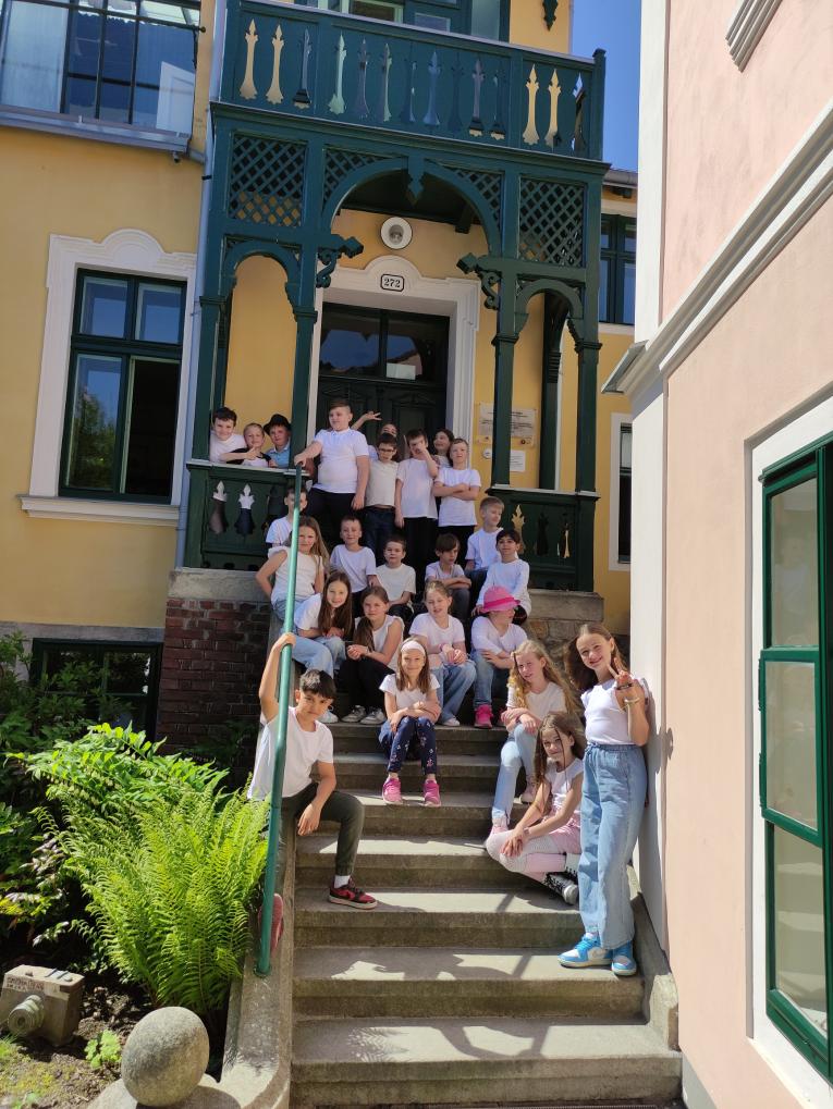 Velké děti před ateliérem