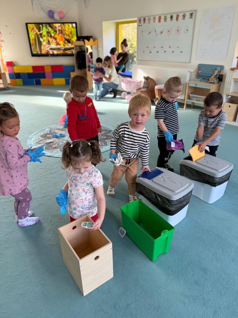 Třídíme odpad podle barev.