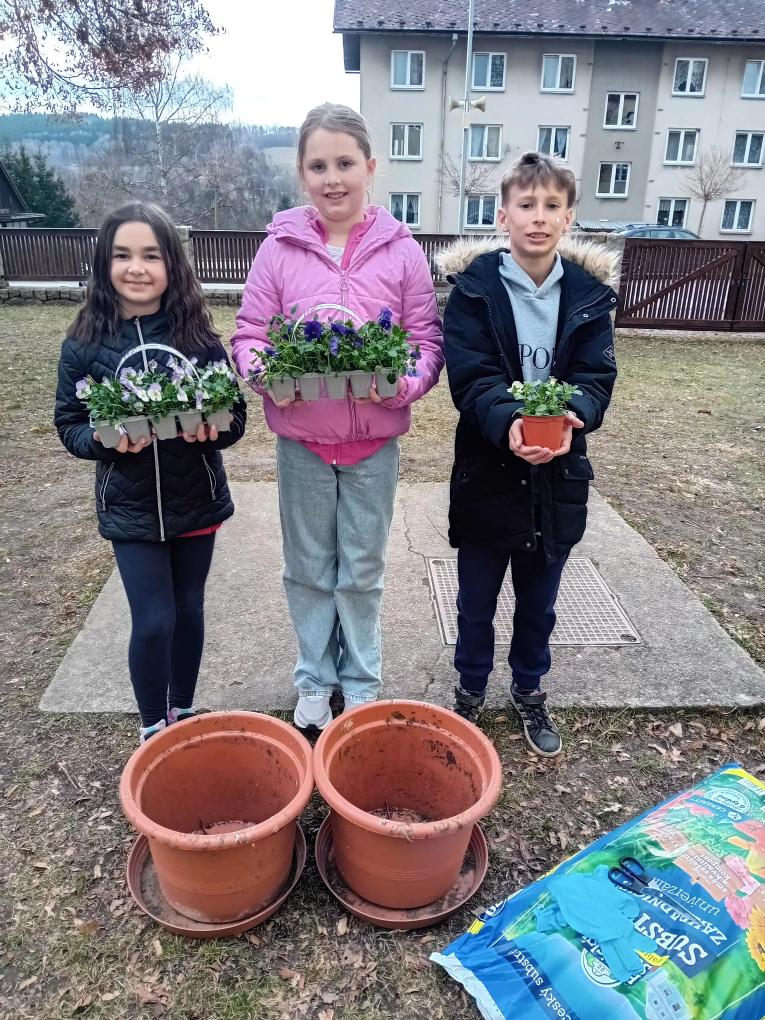 Květináče připravené na&nbsp;nové kytičky