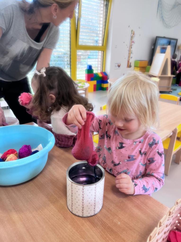 Barvení vajíčka v&nbsp;ponožce