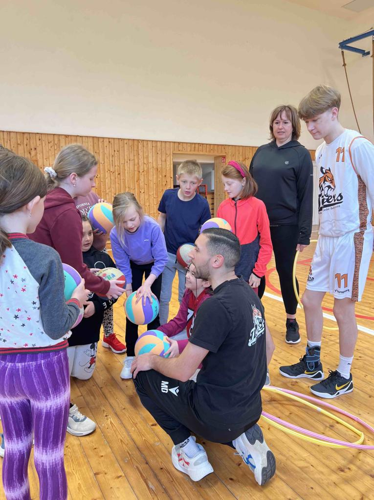 Děti s&nbsp;panem trenérem