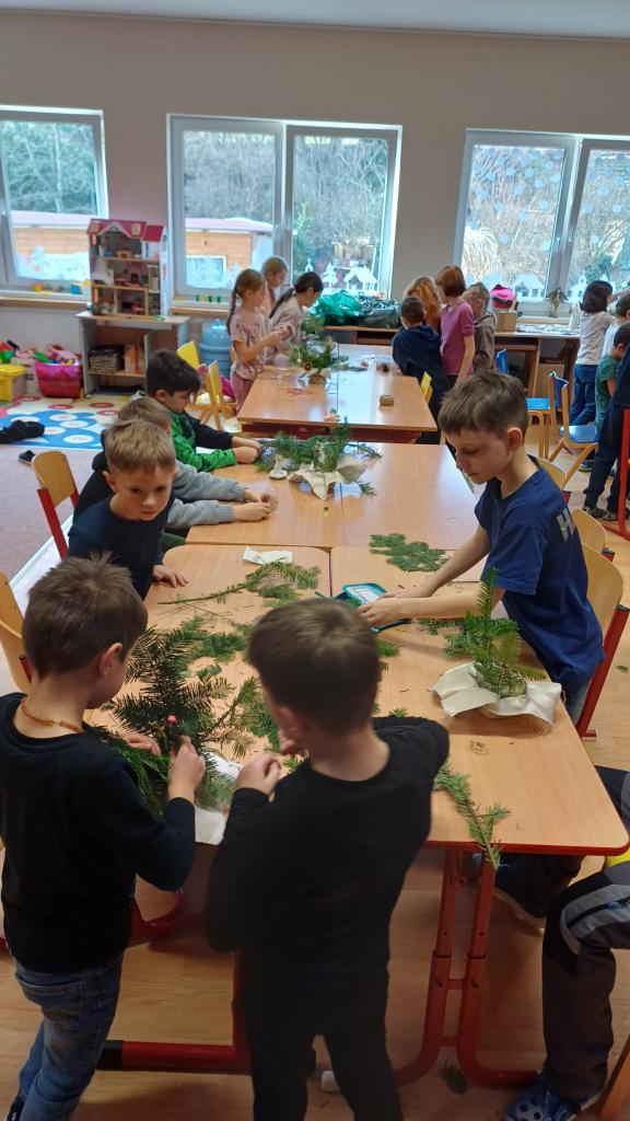 Děti pracují s větvičkami.