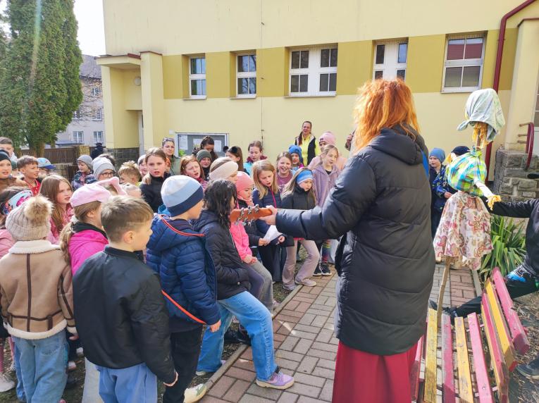 Zpíváme si před školou