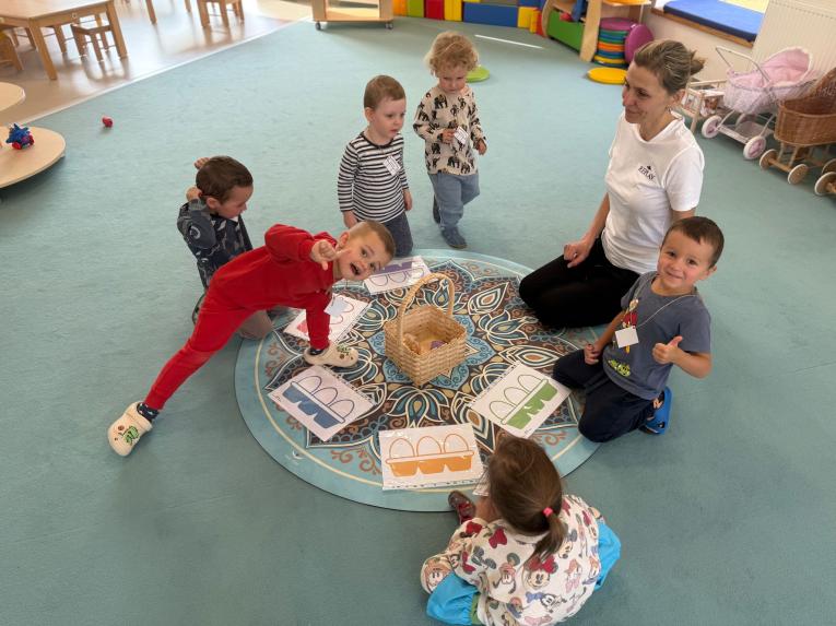 Práce na&nbsp;koberci - motiv košíčku s&nbsp;vajíčky