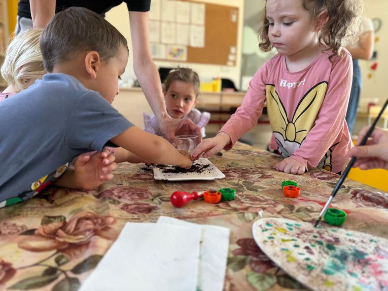 Hra s&nbsp;barvou v&nbsp;prášku