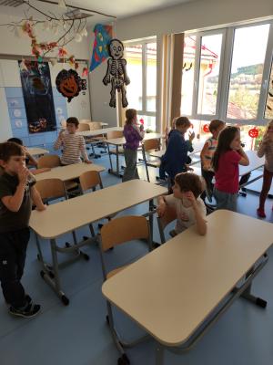 Poslouchejme pozorně.